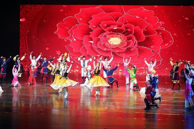 《新疆是個(gè)好地方》文藝晚會(huì)在珠海上演 文化交融的華美樂(lè)章